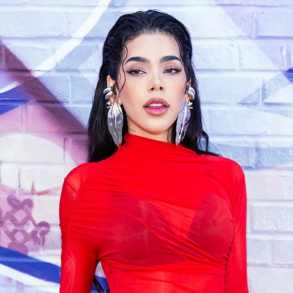 Kenia OS roba miradas con su espectacular look en Premios Juventud